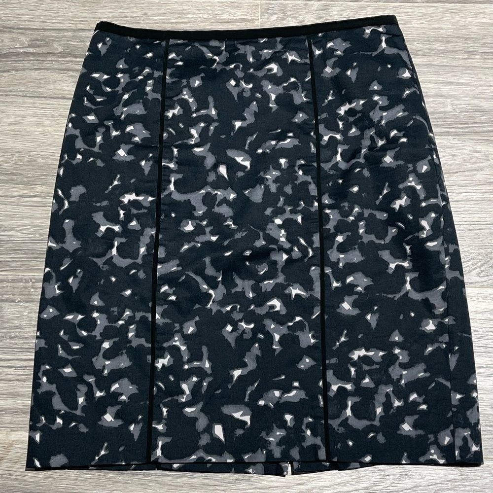 Loft skirt with piping